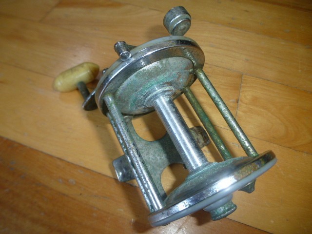Vintage fishing reel Penn Monofil 25 Gray, rough looking, good working condition