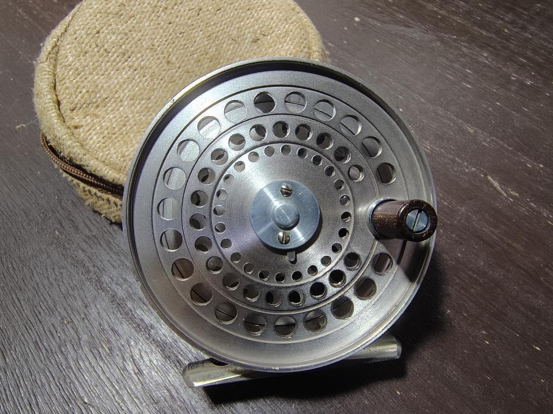 UFM Ueda CANTATA 2300 Fly Reel w/Case Made in Japan Vintage 3.15″ Diameter