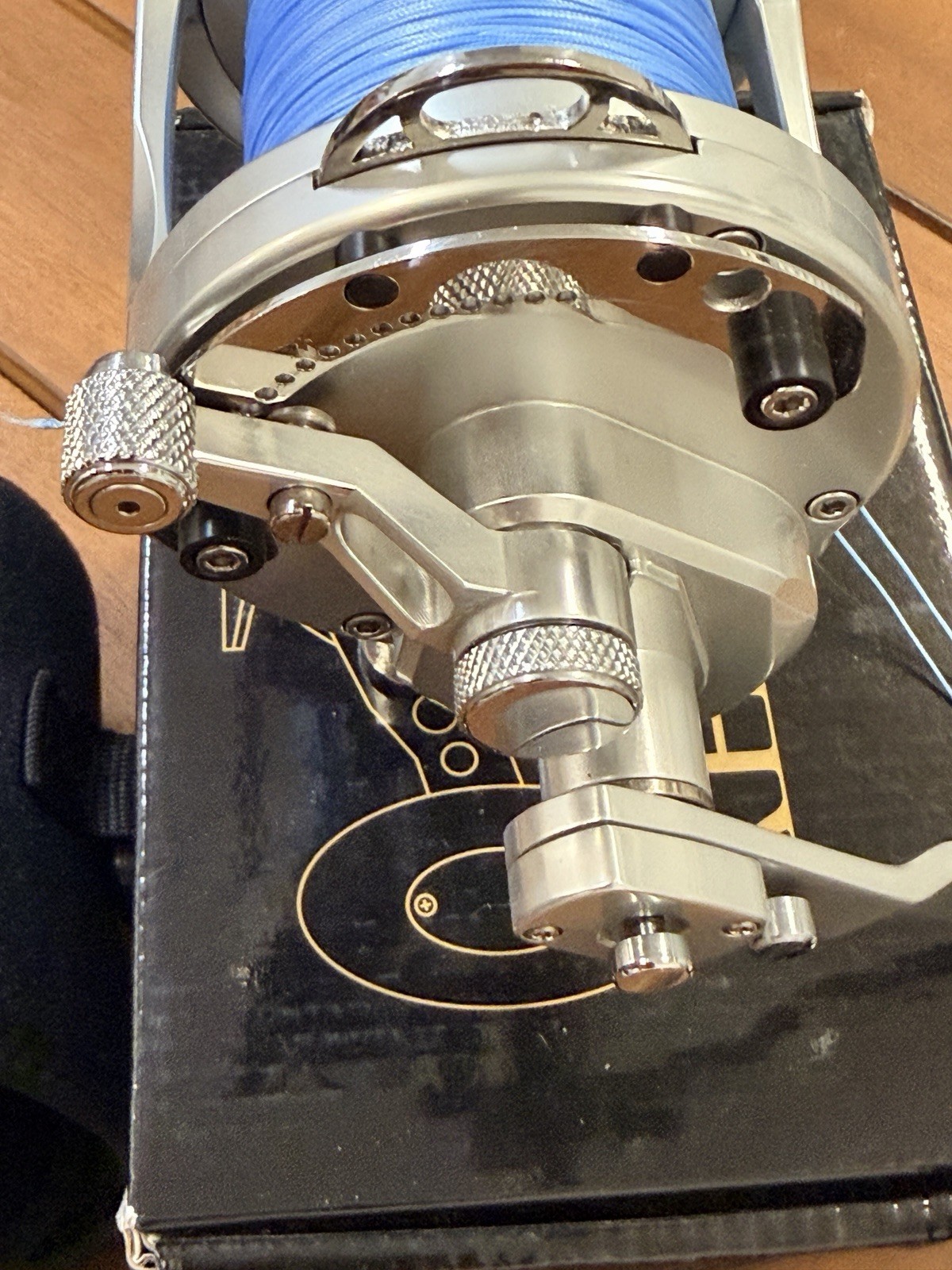AVET RAPTOR HXW 5/2 TWO SPEED REEL SILVER, Spooled 100 Lb Hollow Core + Cover