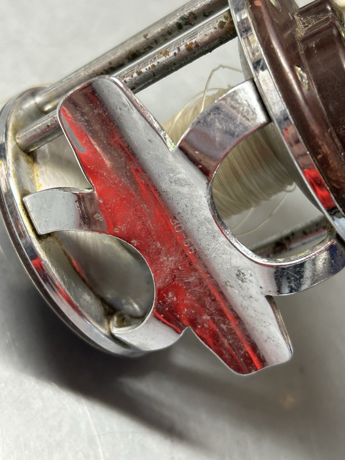Vintage Fishing Reel w/cream Handle Unbranded PLEASE READ