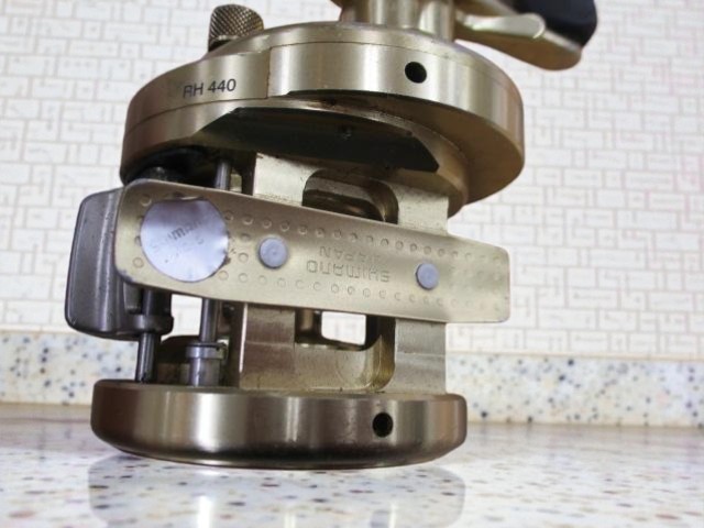 Shimano 00 Calcutta Conquest 200 Baitcasting Reel Used Good