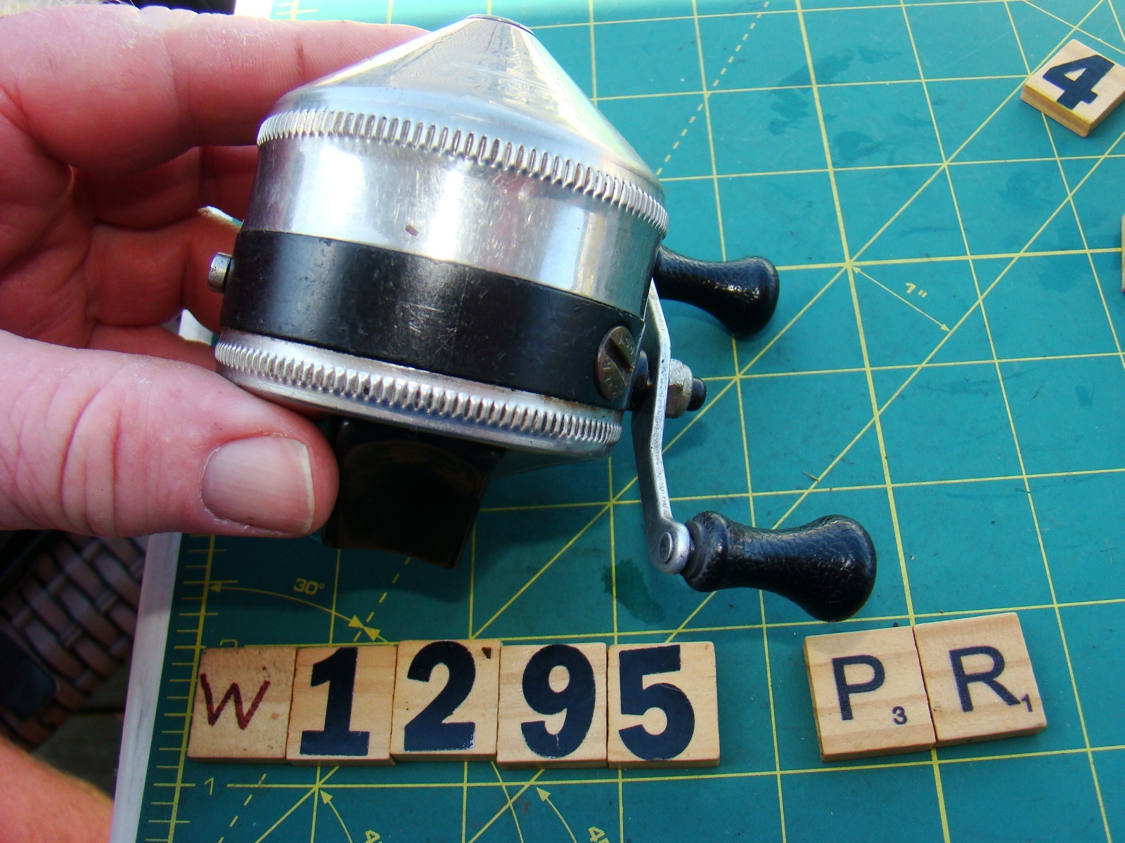 W1295 PR ZEBCO 33 MADE IN USA SPINCAST METAL FOOT FISHING REEL