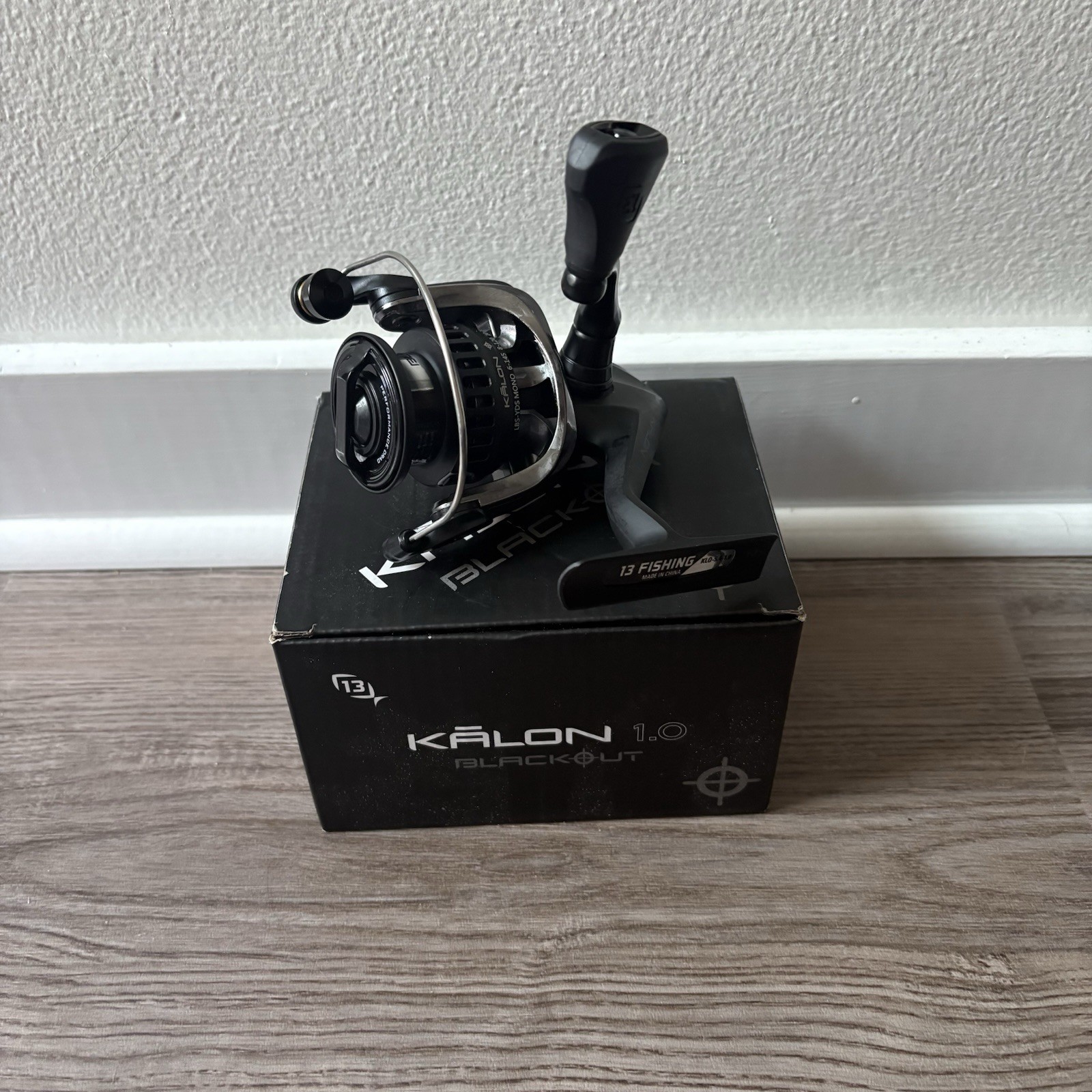 13 FISHING KALON BLACKOUT 1.0 Spinning Reel 5.4:1 Gear Ratio 6 bb 24″ IPT NiB