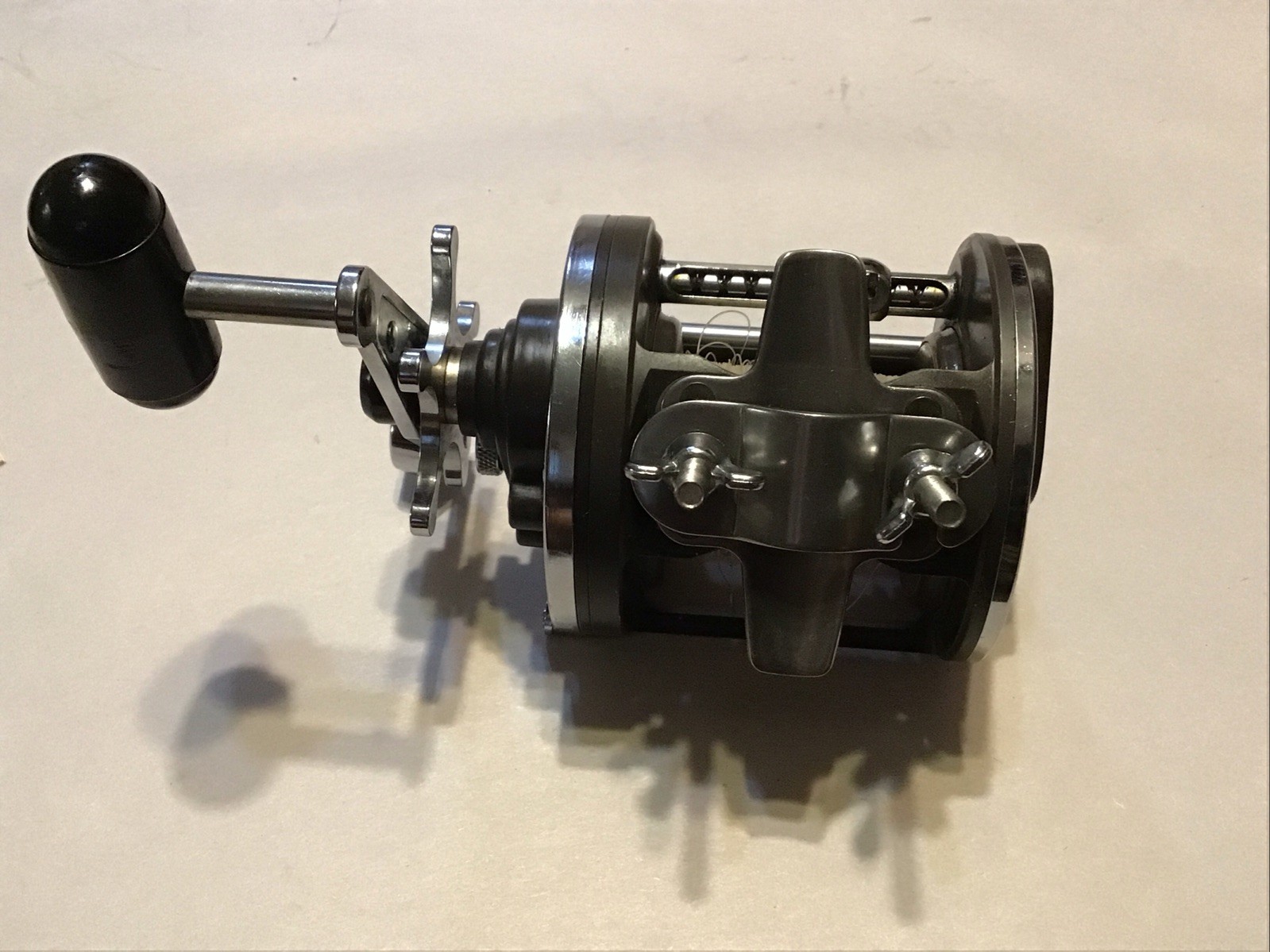 Daiwa Sealine 47H Fishing Reel, rod clamps, tools, Lube,Manual & Original Box