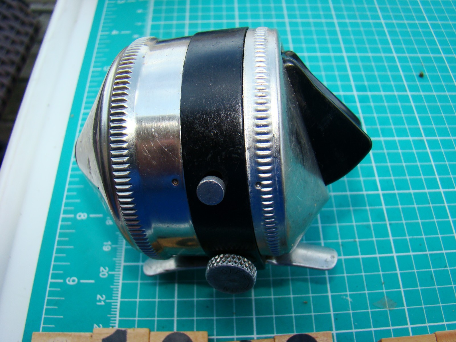 W1019 PR ZEBCO 33 METAL FOOT AMERICAN MADE SPINCAST USA FISHING REEL