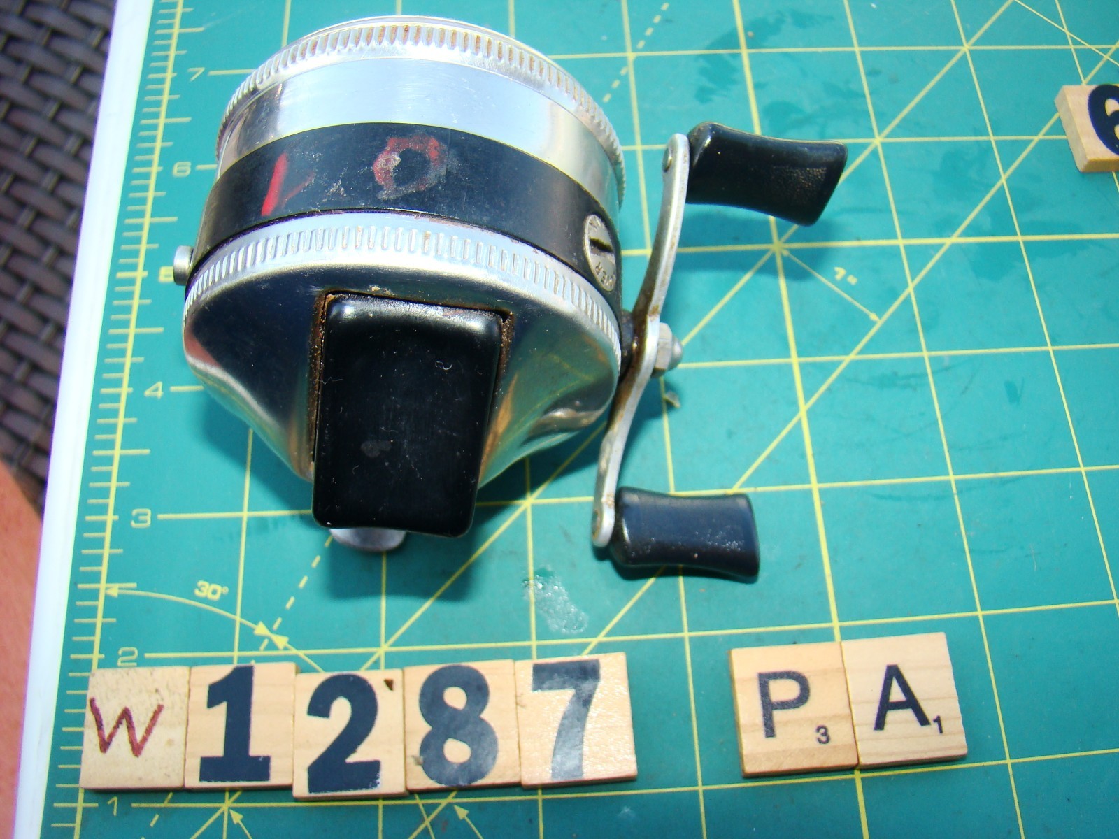 W1287 PT ZEBCO SPINNER 33 METAL FOOT MADE IN USA SPINCAST FISHING REEL
