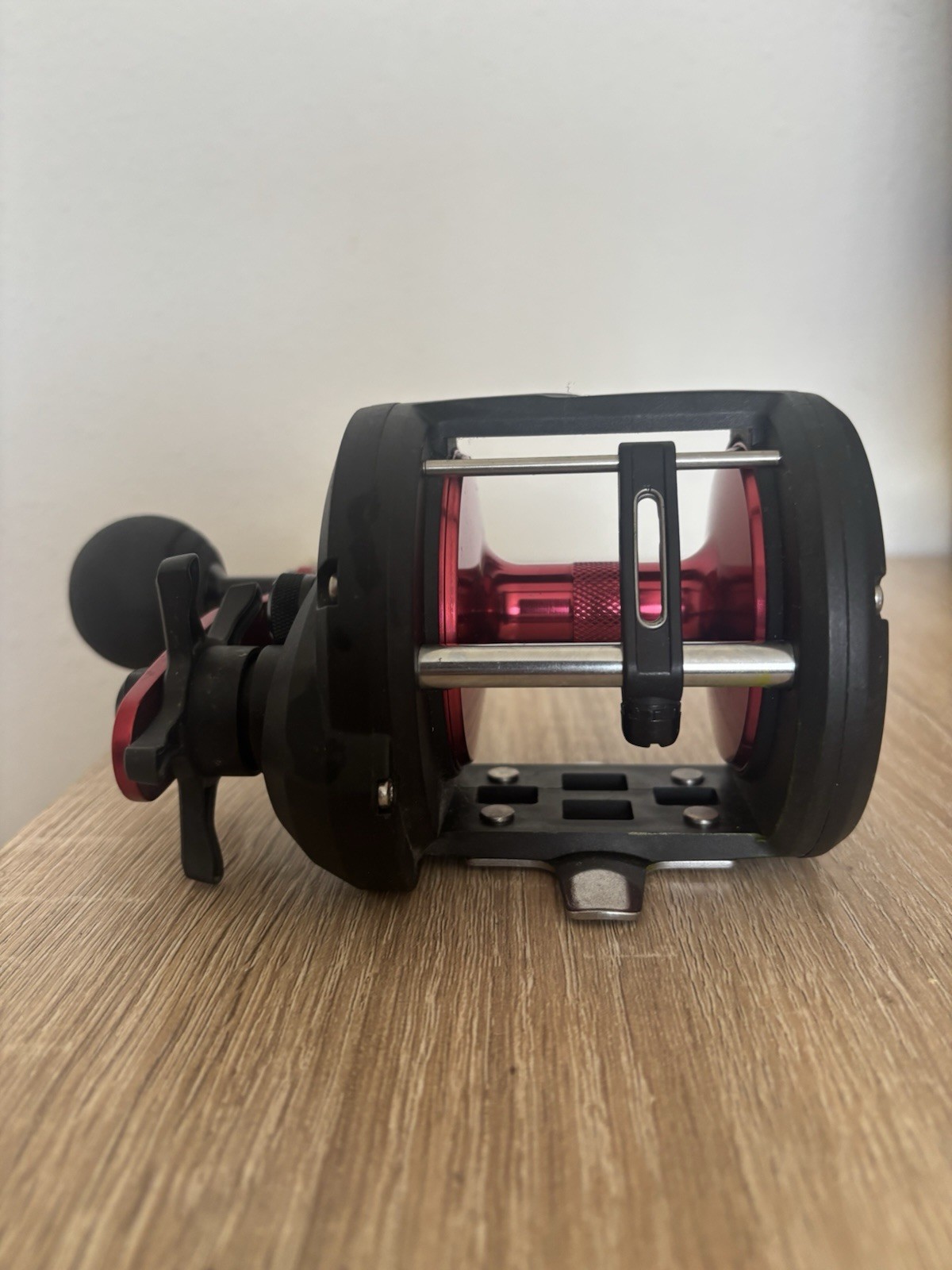 KastKing Right-Hand Retrieve Baitcasting Fishing Reel Black/Red