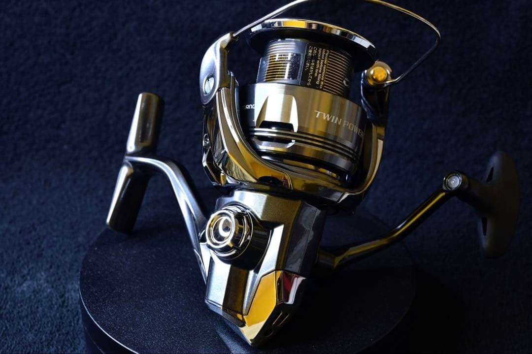 Excellent SHIMANO 24 Twin Power Spinning Reel 4000XG w/ Box Fishing Reel