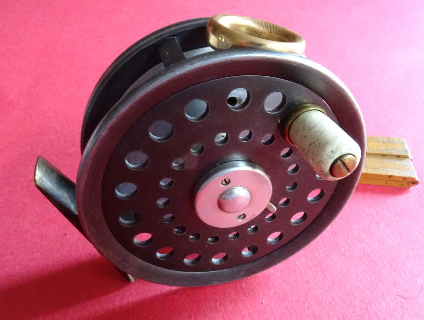 A GOOD VINTAGE FOSTER BROS OF ASHBOURNE 3 3/4″ ST. GEORGE PATTERN TROUT FLY REEL