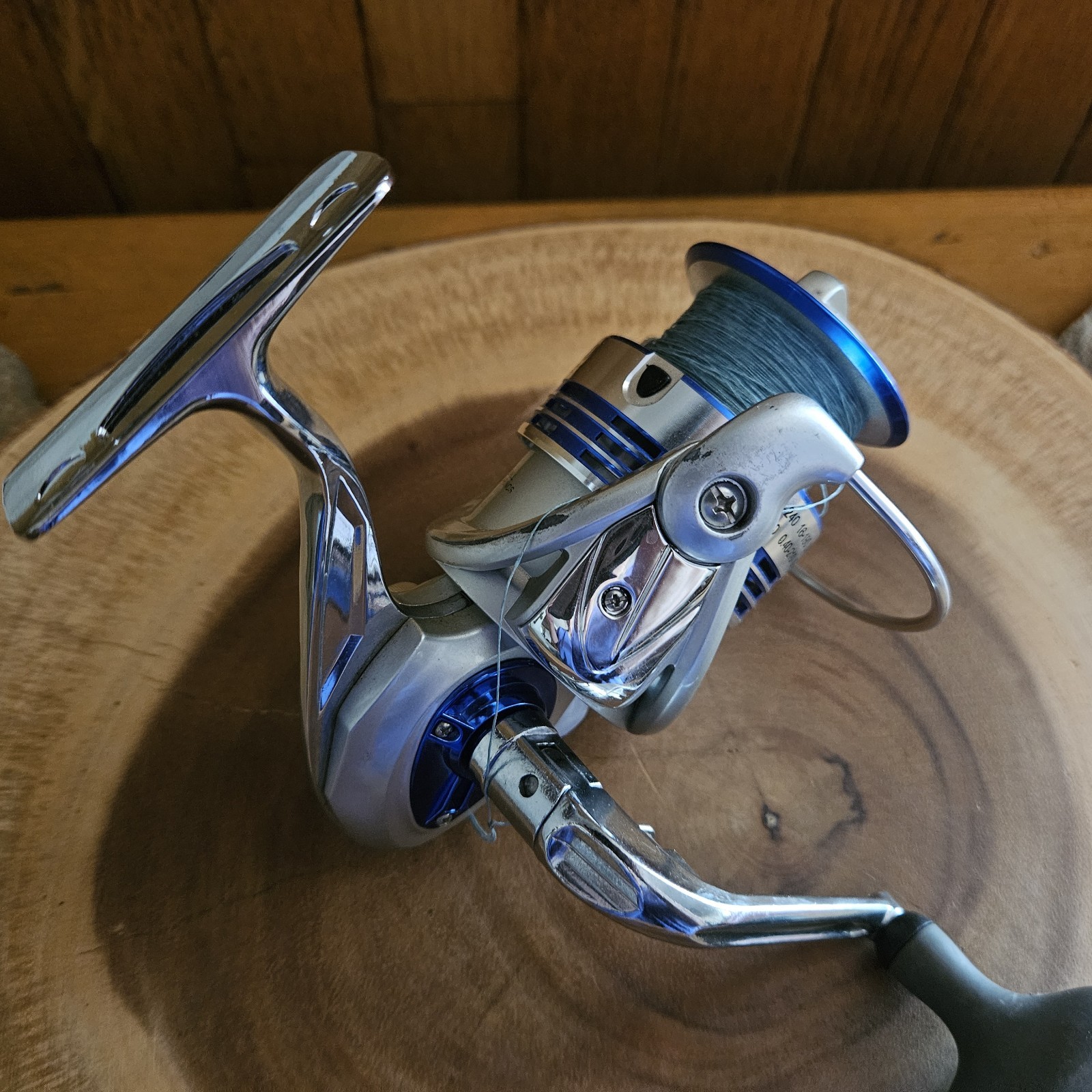 DWA 7000 Gear Ratio: 4.7:1 Spinning Fishing Reel Graphite Frame Screw-In Handle