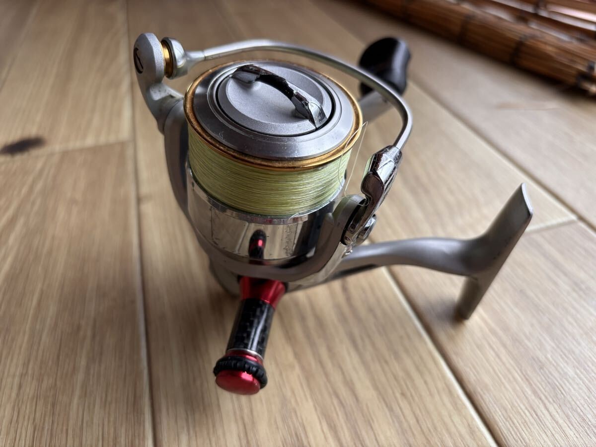 Daiwa LUVIAS 2506 Spinning Reel with Premium Omamori-kun, Breaden W Handle, and