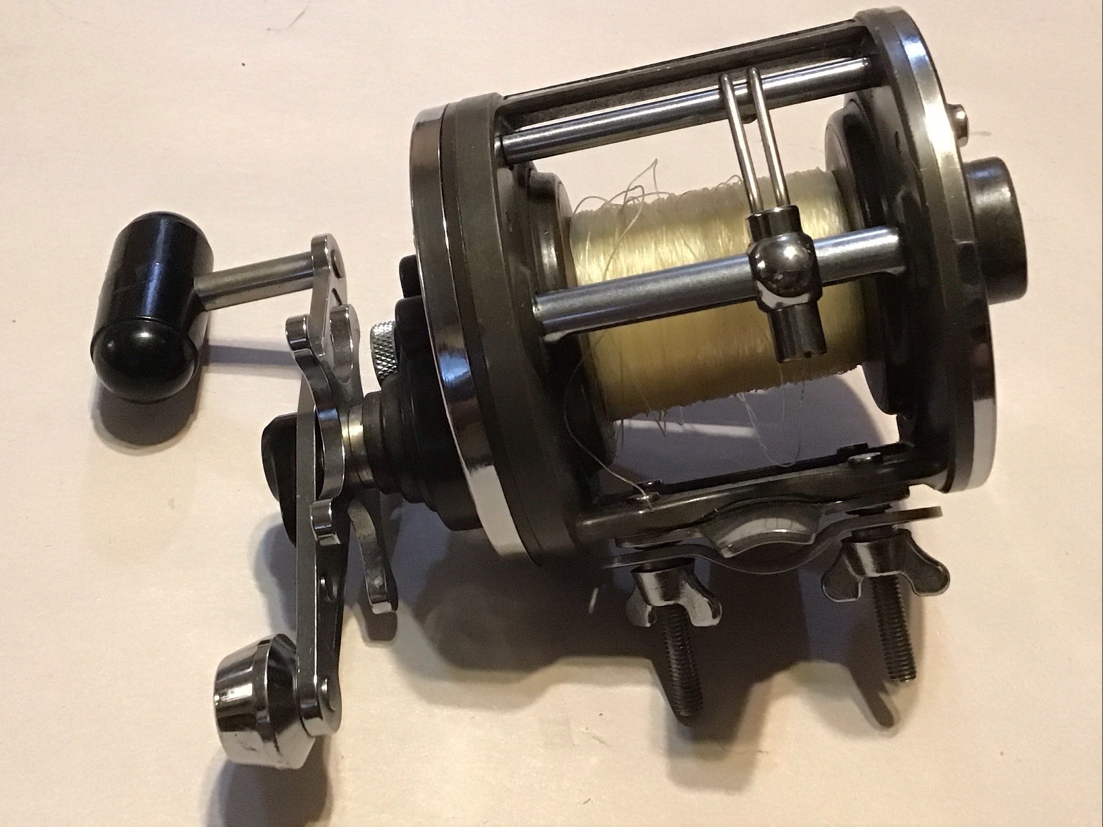 Daiwa Sealine 47H Fishing Reel, rod clamps, tools, Lube,Manual & Original Box