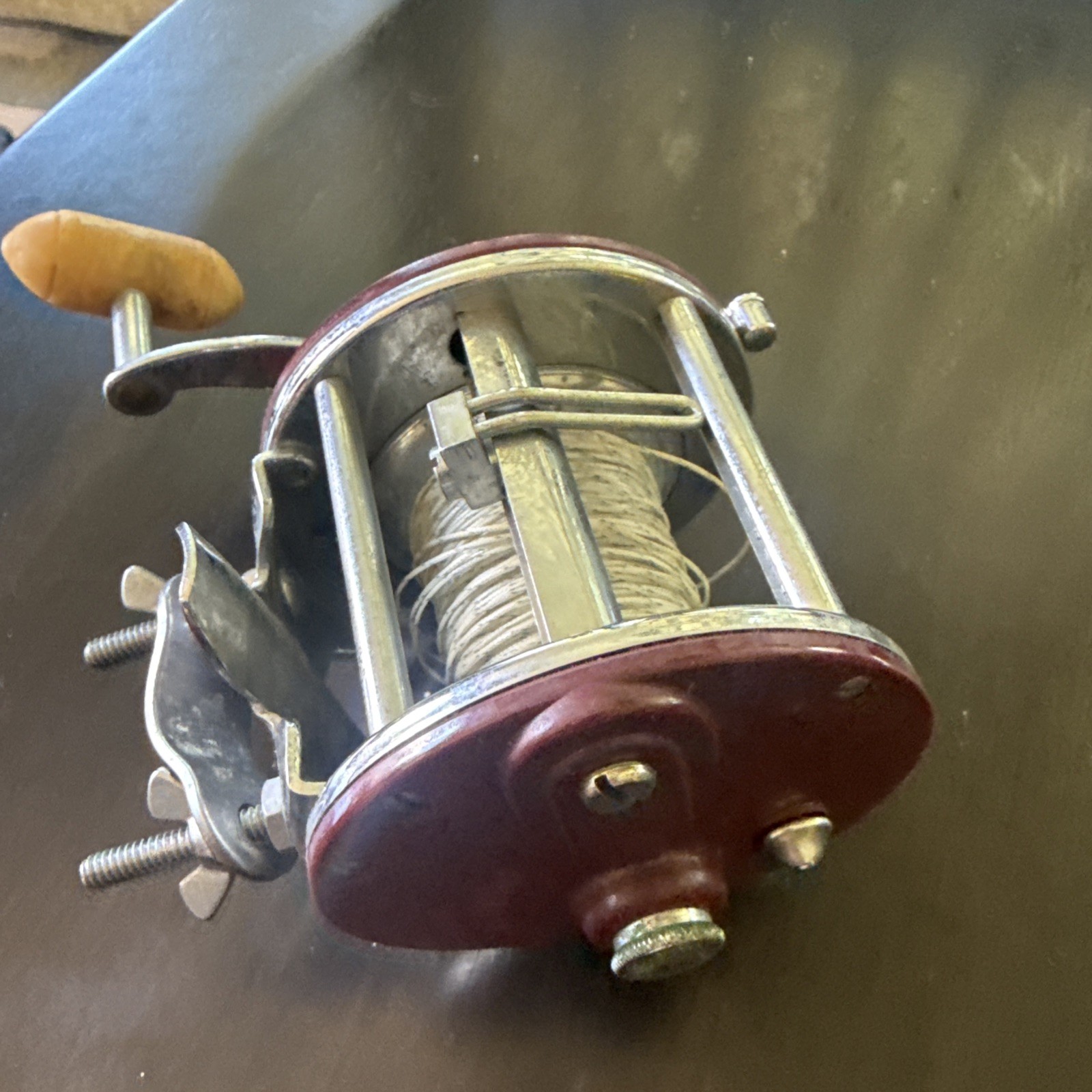 Penn Peer 209 Level Line Saltwater Casting Reel White Handle