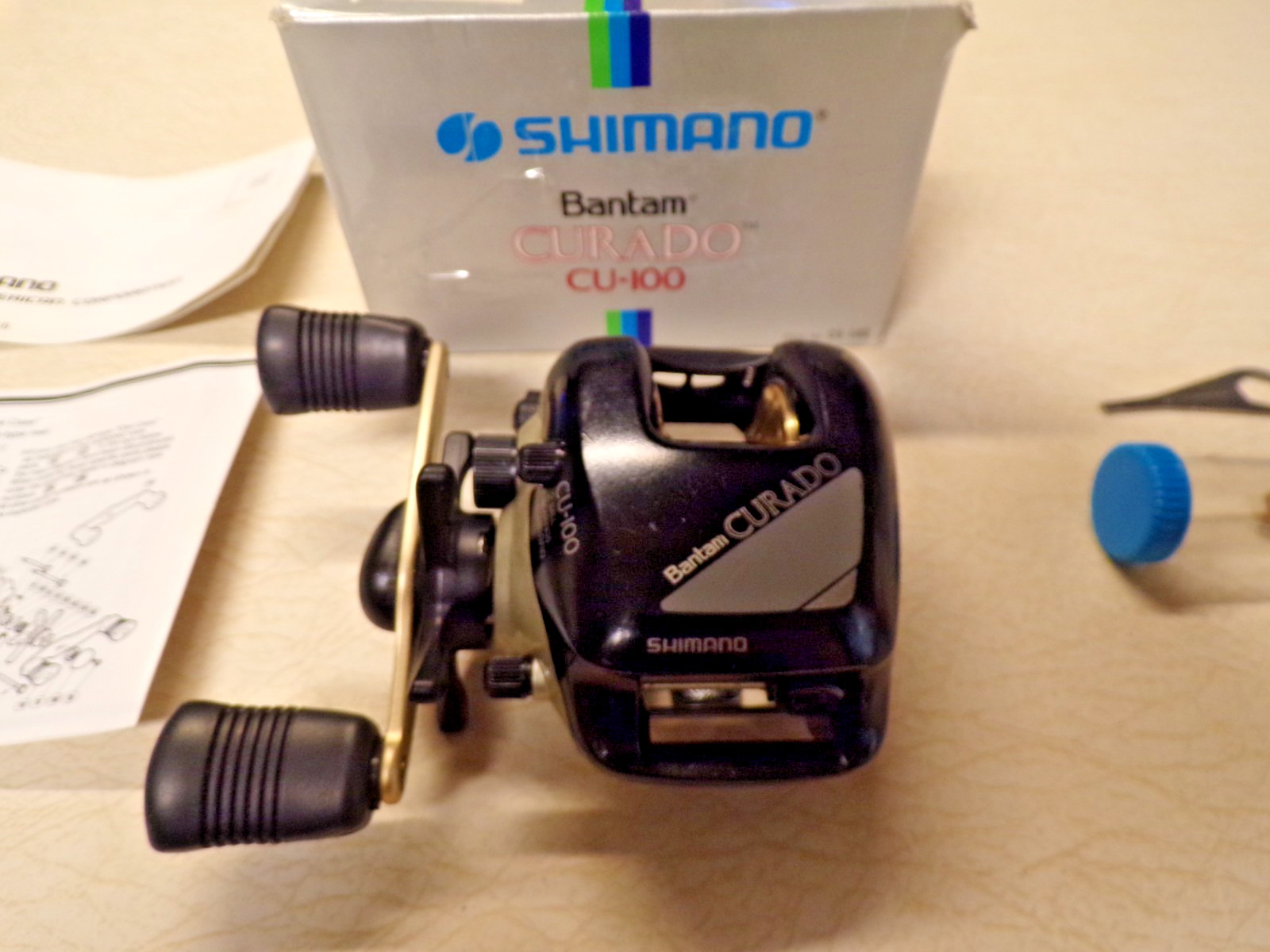 SHIMANO FISHING REEL W/ BOX – BANTAM CURADO CU-100 – CLEAN & WORKS GOOD