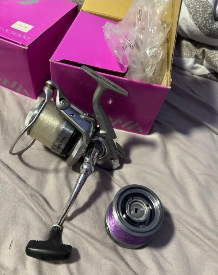 3× DAIWA CROSSCAST-X 5000 CARP REELS BIG PIT + 3× ELECTRIC SPOOLS SPARE SPOOLS CARP