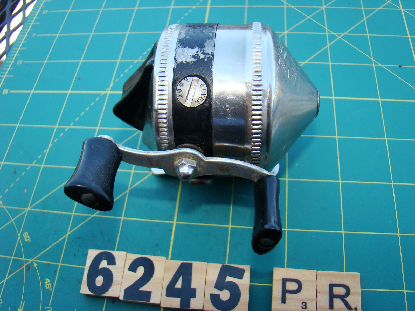 V6245 PR ZEBCO 33 METAL FOOT ONE LARGE RIVET MADE IN USA FISHING REEL