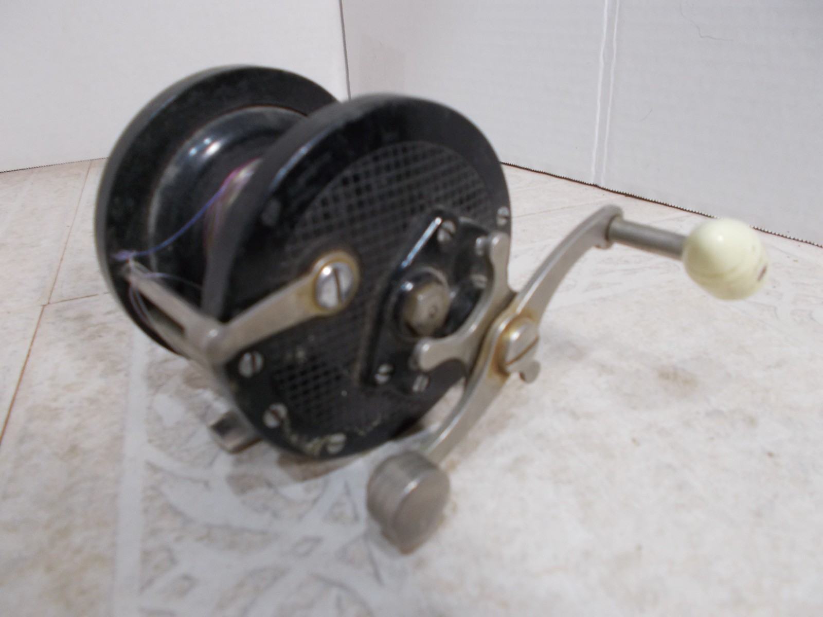 Lawrence Monospool Fishing Reel 260 w/ White Handle USA (J-1)