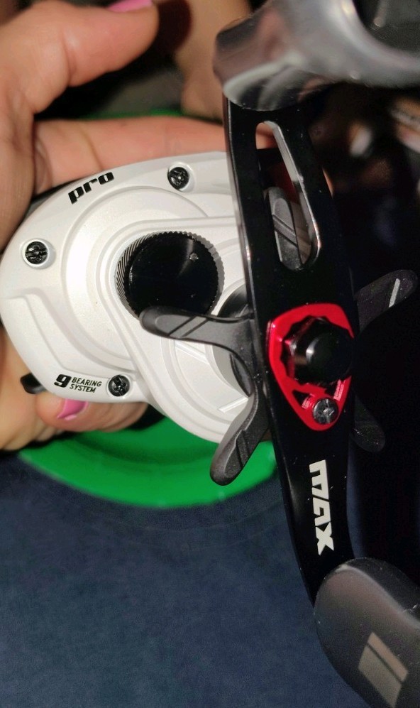 Abu Garcia MAX PRO LP Low Profile Baitcast Reel RH 7.5:1 9BB 15lb Drag