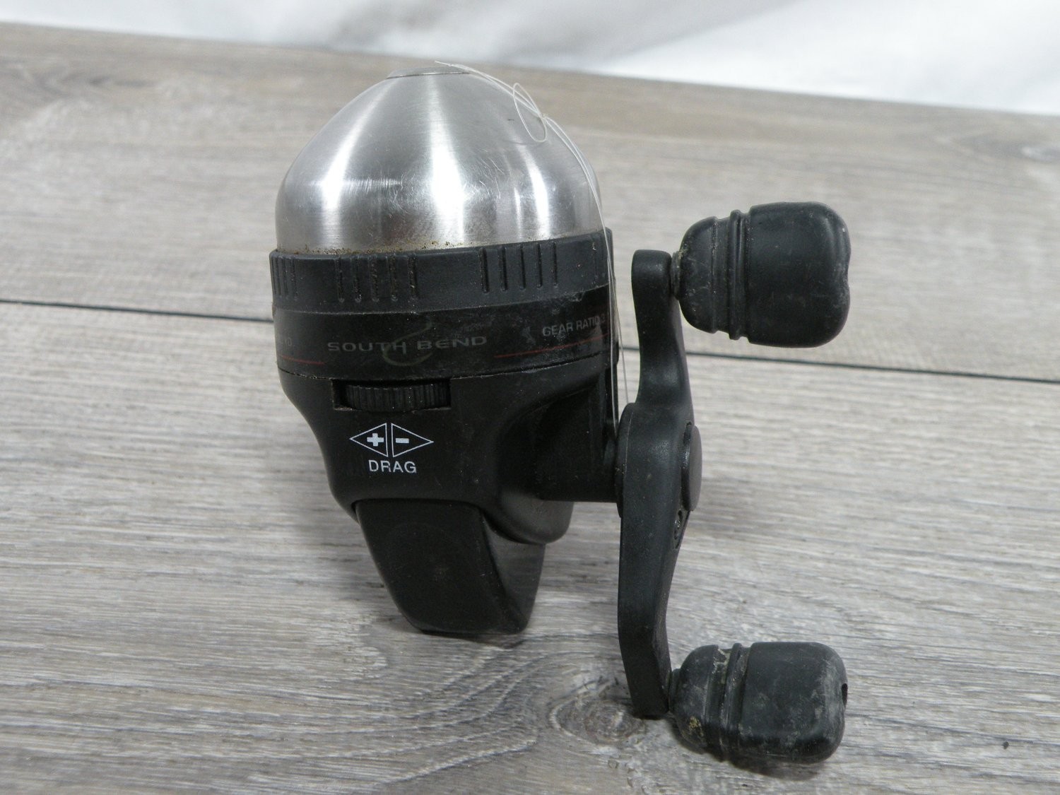 South Bend K25 Spincast Fishing Reel 3.1:1 Gear Ratio Black Silver