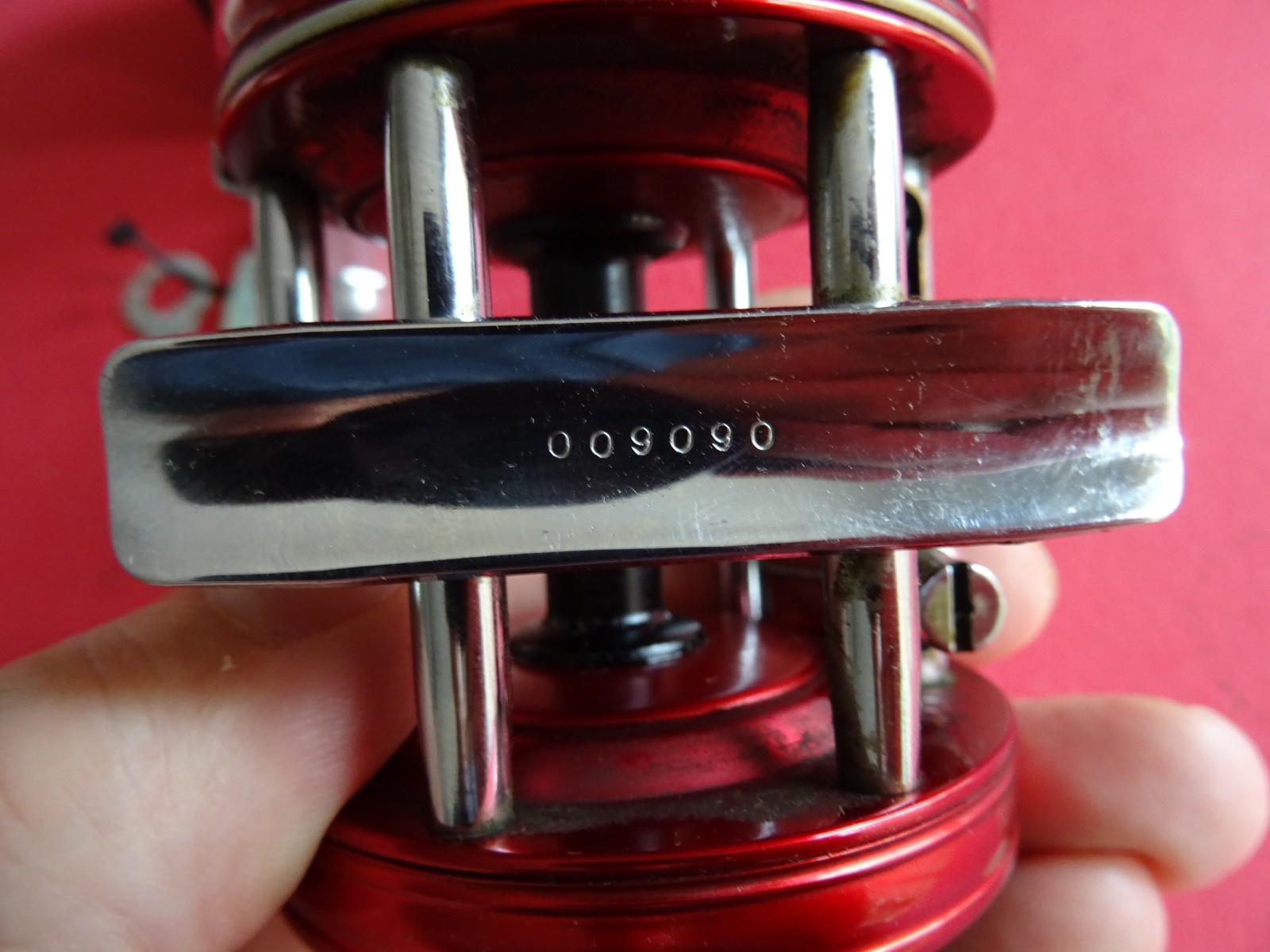 A SUPER CASED VINTAGE 4 SCREW RED ABU AMBASSADEUR 6000 MULTIPLIER REEL