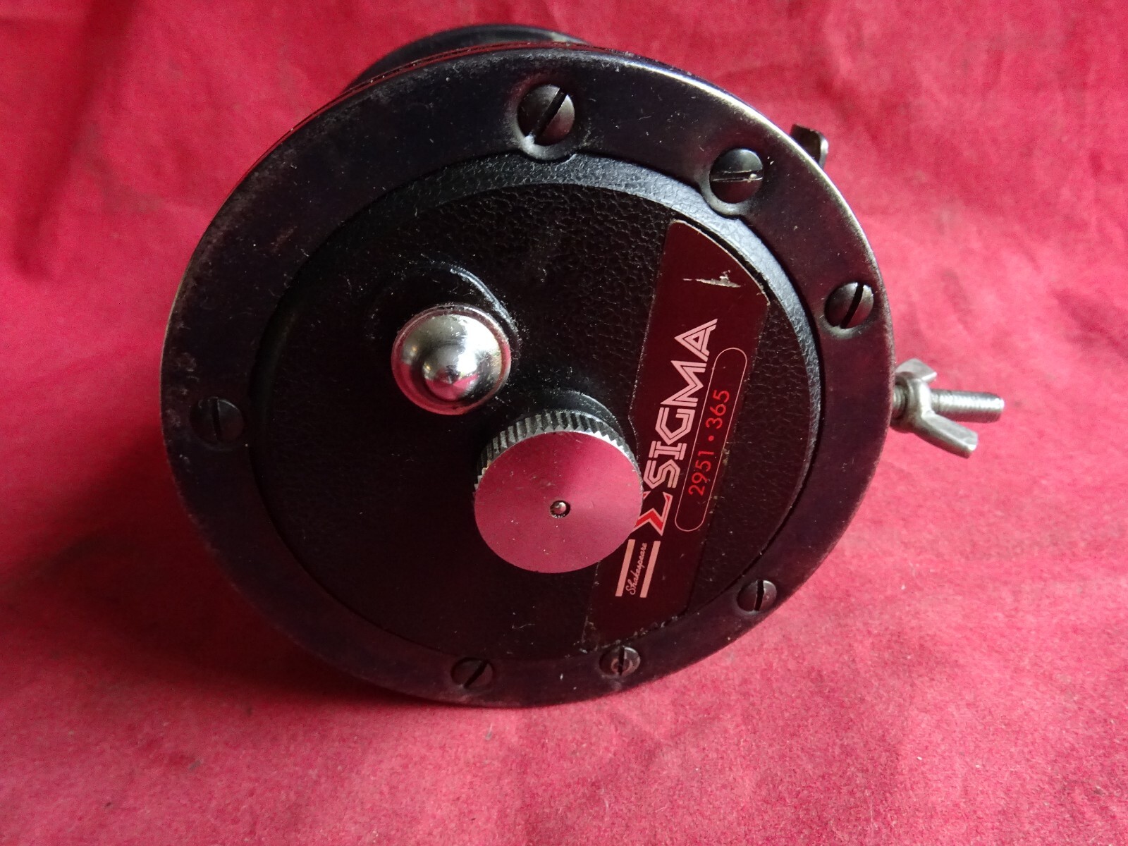 A GOOD VINTAGE USEABLE SHAKESPEARE SIGMA BOAT FISHING MULTIPLIER MODEL 2951-365