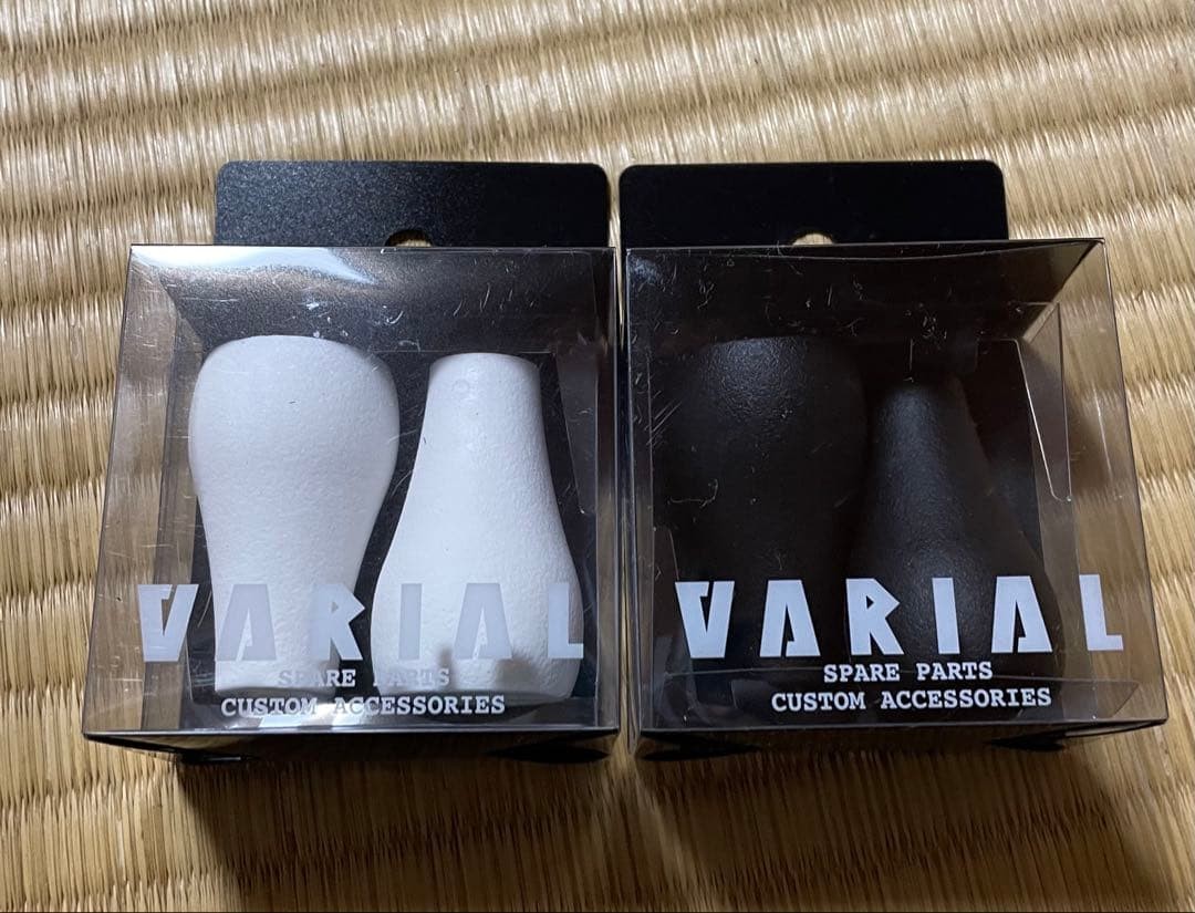DRT VARIAL Black White Varial Fat Knob Set of 2