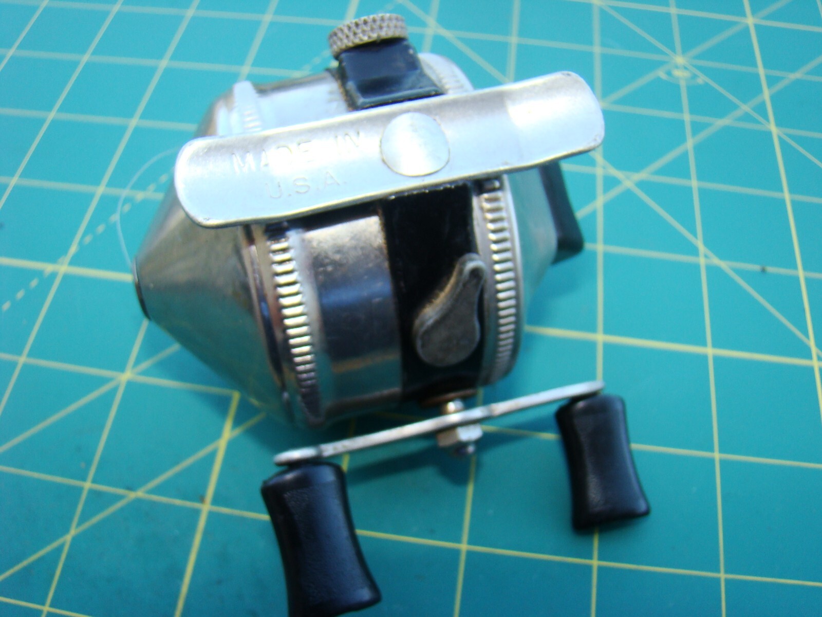 V6245 PR ZEBCO 33 METAL FOOT ONE LARGE RIVET MADE IN USA FISHING REEL