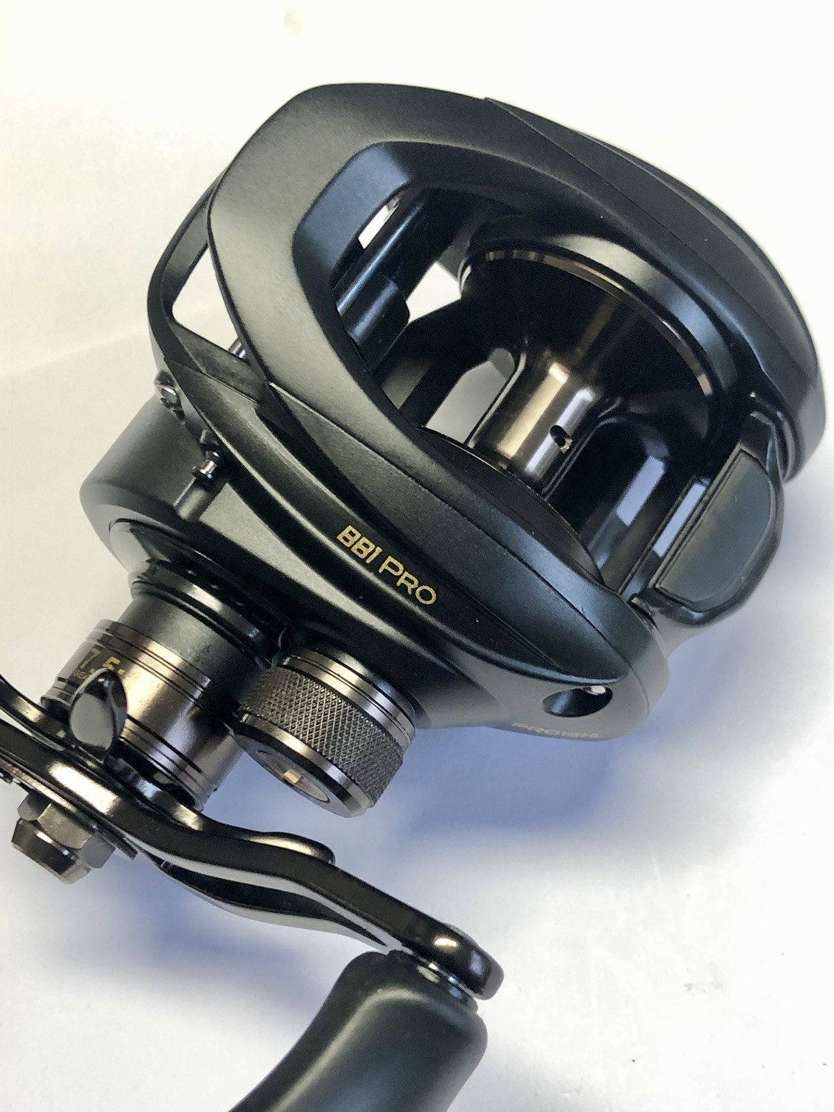 LEW’S BB1 Pro (PRO1SHL) Baitcasting/Lure/Spinning Reel – Boxed Mint.