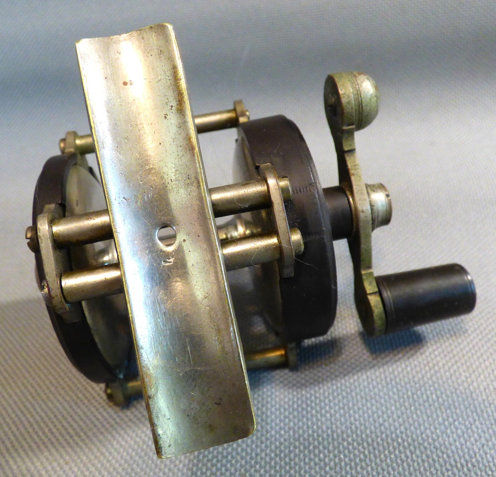 EX+ VINTAGE JULIUS VOM HOFE SMALL RAISED PILLAR REEL HARD RUBBER SERIAL # 31