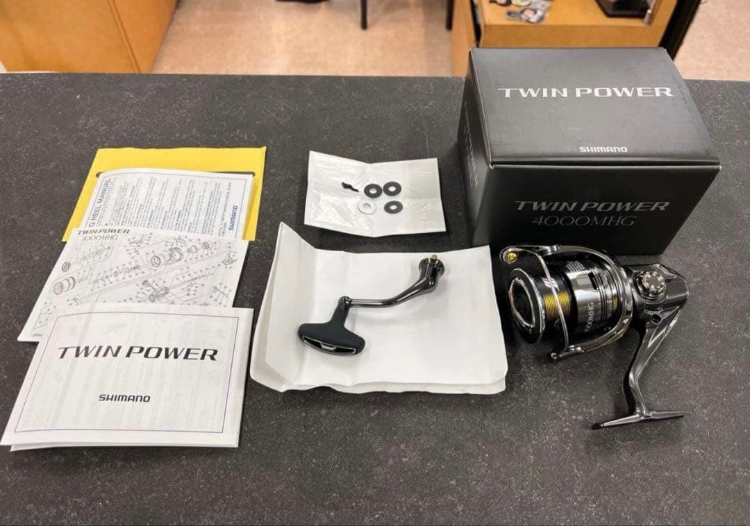 SHIMANO Spinning Reel 24 TWIN POWER 4000MHG MGL Rotor Gear Ratio: 5.7 Exc+++