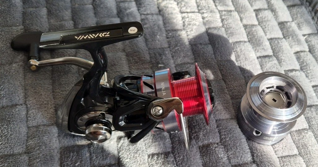 A NEW DAIWA NINJA 4000A SPINNING REEL AND SPARE SPOOL SMOOTH 4 BEARINGS