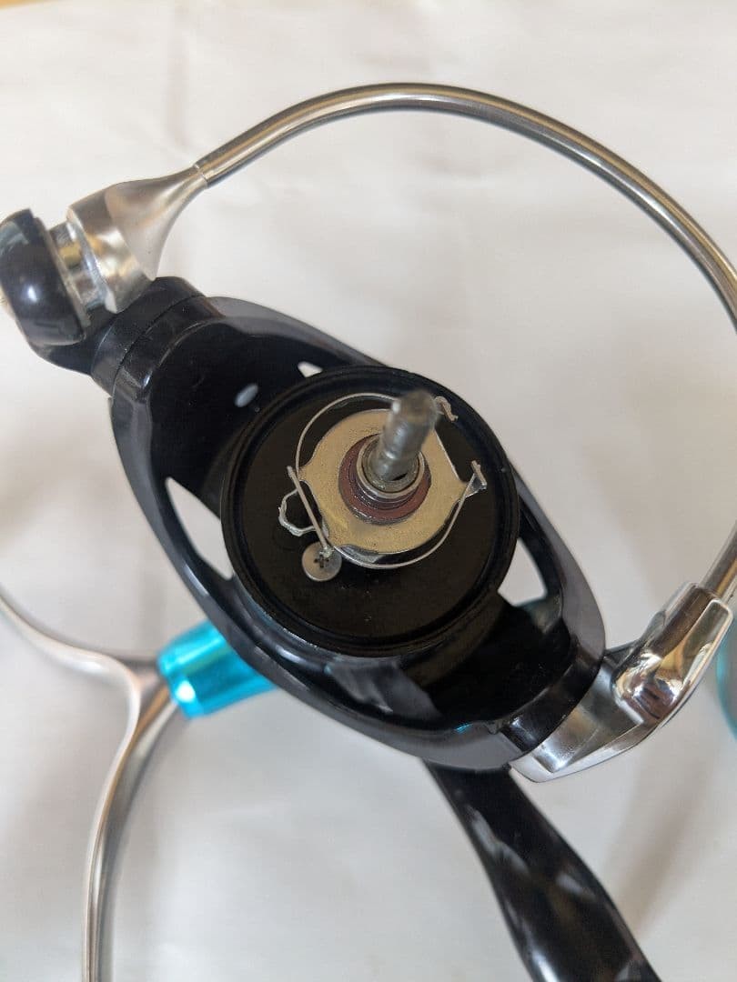 2500S-DH 2500S-H-DH Spinning Reel Blue Silver Fishing Reel Used Few Times