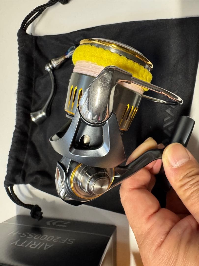 Daiwa AIRITY SF2000SS-H Spinning Reel Black/Silver with Storage Bag Used