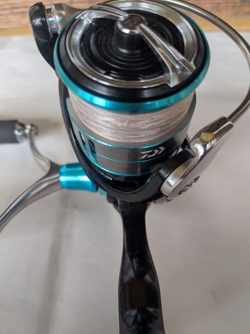 2500S-DH 2500S-H-DH Spinning Reel Blue Silver Fishing Reel Used Few Times