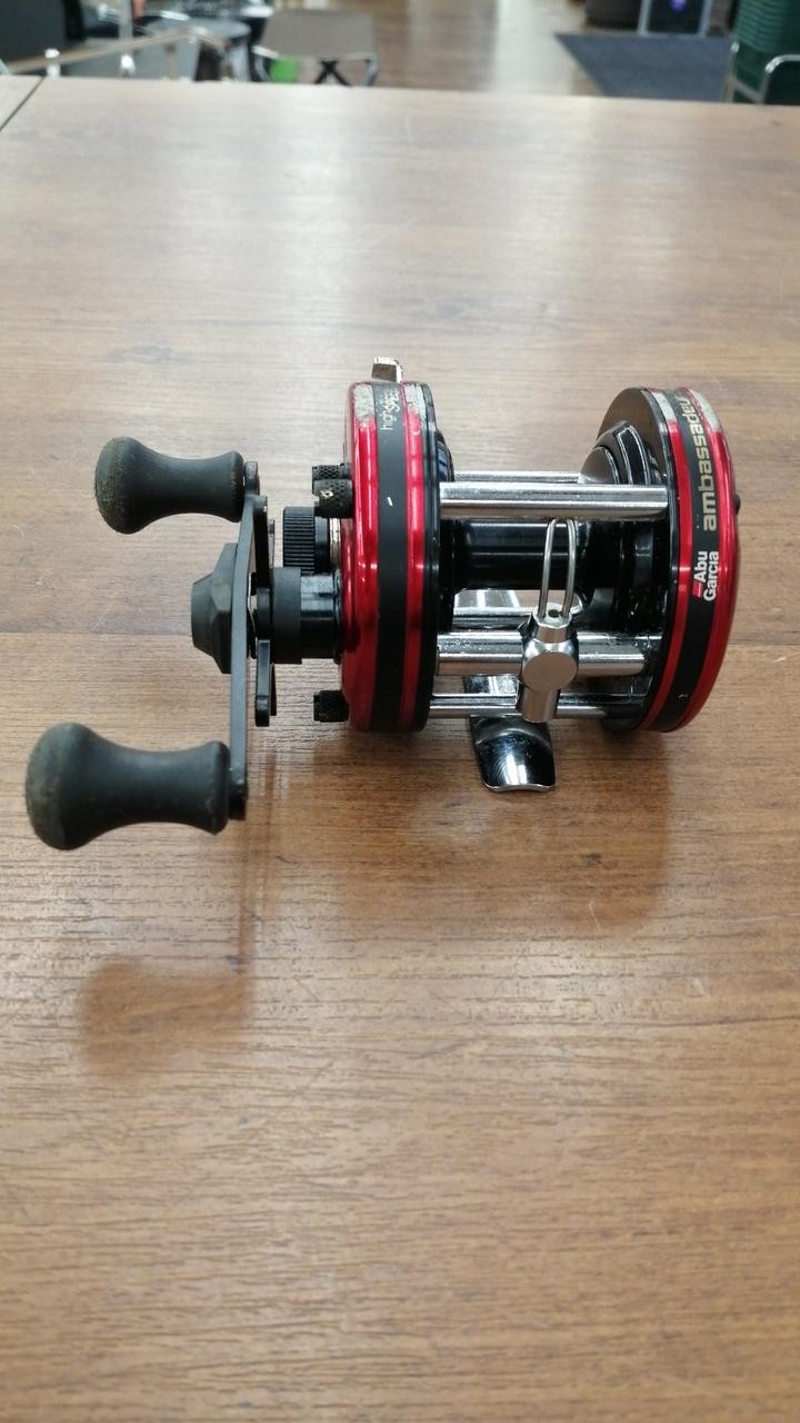 Abu Garcia Ambassadeur 5000 Baitcasting Reel 4.7 Gear Ratio 260g 20lb 140yds
