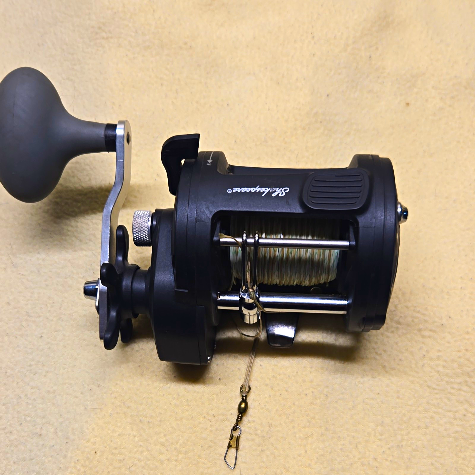 Shakespeare Tidewater Trolling Reel Right-Hand Star Drag, Black/Silver/Gray