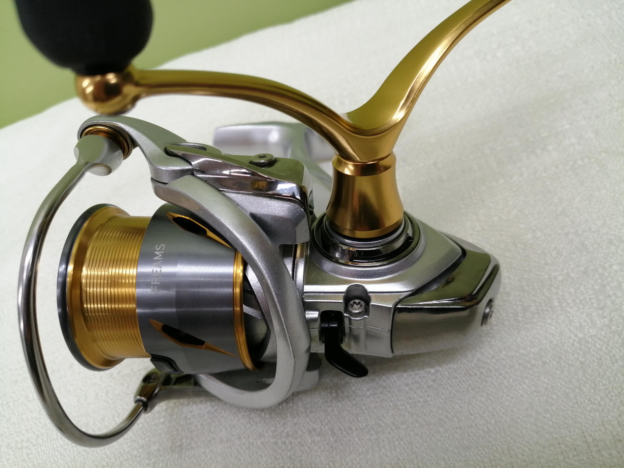 DAIWA 21 FREAMS FCLT2000S spinning reel Silver&Gold Color Tested