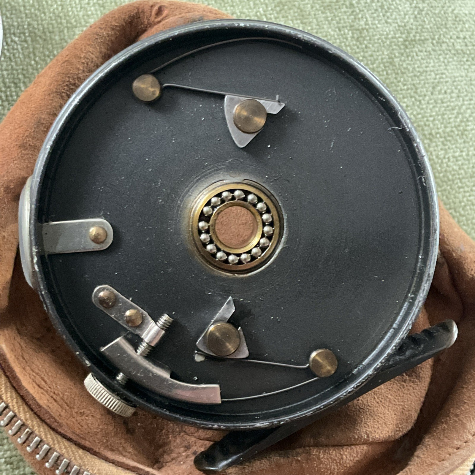 A VINTAGE HARDY PERFECT 3 1/8″ TROUT FISHING REEL, AGATE LINEGUIDE.