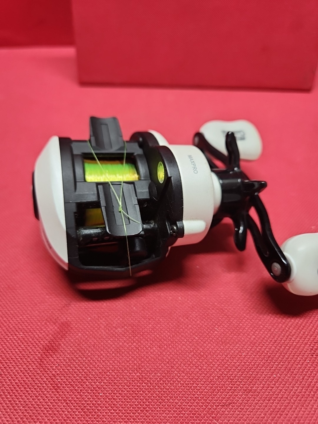Abu Garcia Max Pro „MAXPRO“ Right Hand Bait Casting Fishing Reel Black / White !