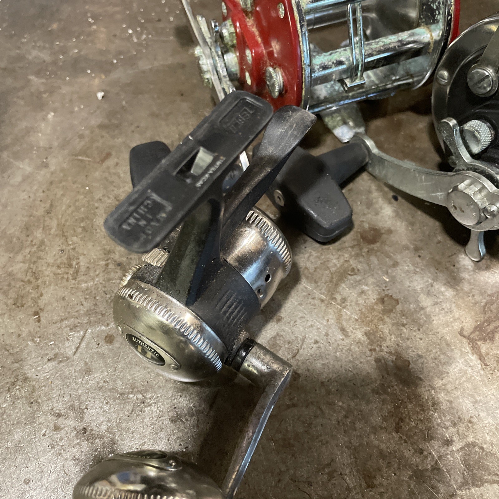 Mixed lot of 4 fishing reels Penn 320 209 Zebco Triggerspins