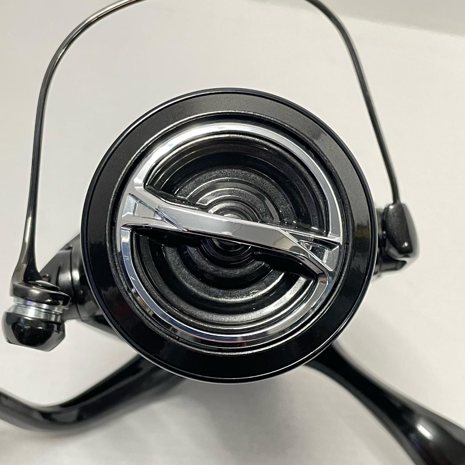 Shimano 23 Vanquish 4000XG Spinning Reel JDM Super Light MGL Rotor Near Mint