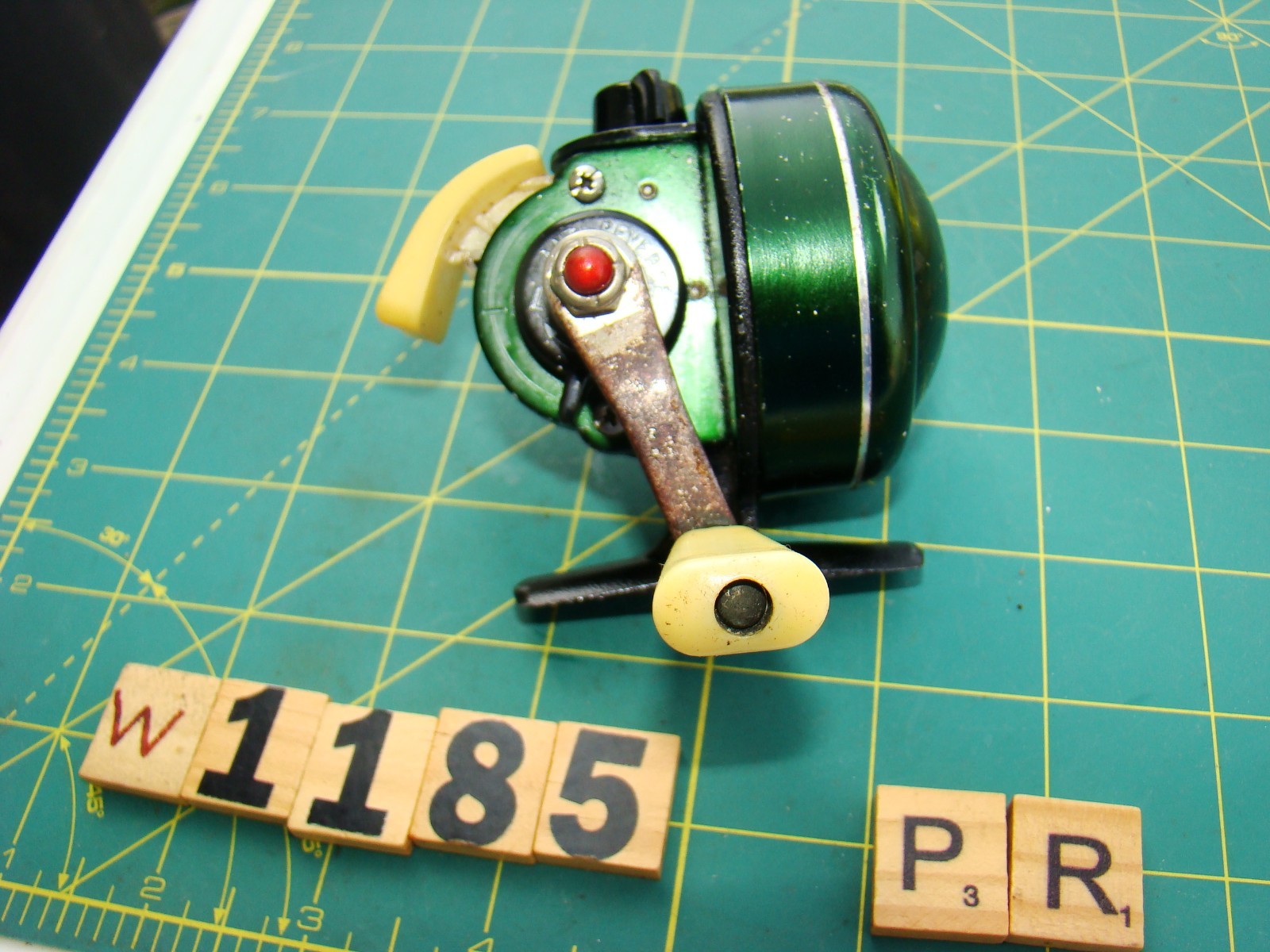 W1185 PR JOHNSON CENTURY 100B MADE IN USA AMERICAN SPINCAST FISHING REEL