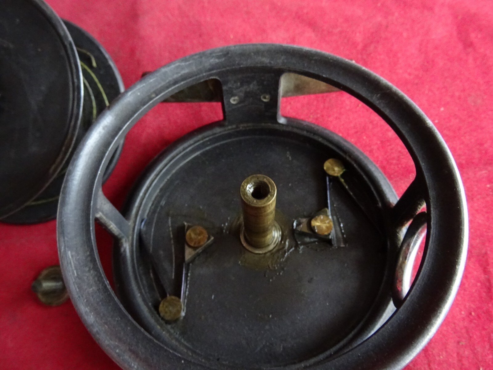 A GOOD RARE VINTAGE HAYNES OF CORK „THE LEE“ 3 5/8″ FLY REEL WITH LINE GUARD