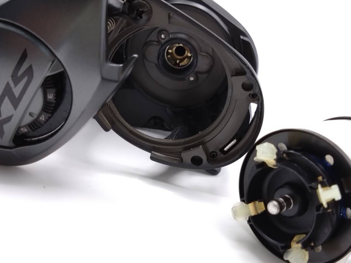 Shimano SLX MGL 70HG Right Handle Fishing Reel 7.2 Gear Ratio
