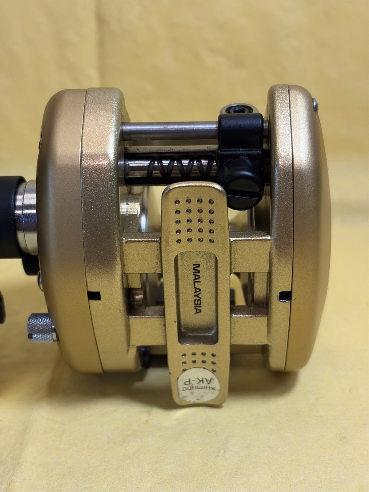 Shimano Calyx 100A Gold Low Profile Baitcaster Fishing Reel Excellent Condition