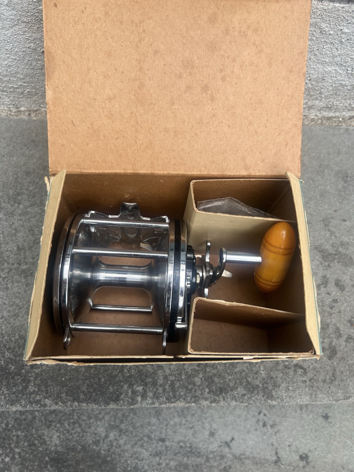 Penn Reels 114 (Not H) 6/0 Senator Big Game Reel w/ Bakelite Handle In Box