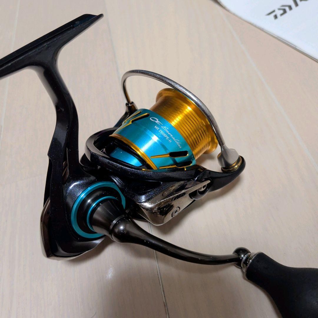 DAIWA EMERALDAS MX 2508PE-H Spinning Reel Used Fishing Gear Light Scratches