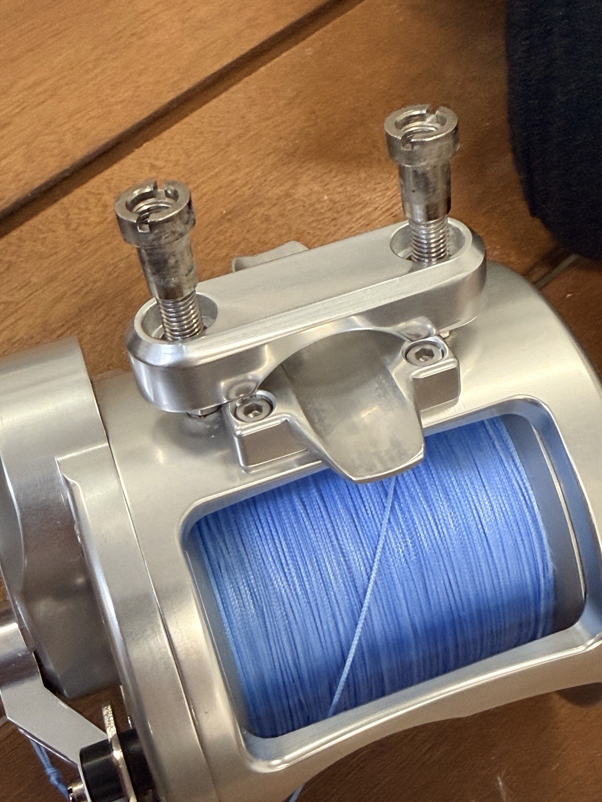 AVET RAPTOR HXW 5/2 TWO SPEED REEL SILVER, Spooled 100 Lb Hollow Core + Cover