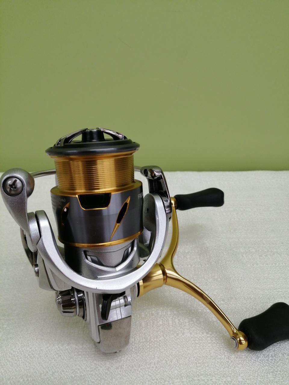 DAIWA 21 FREAMS FCLT2000S spinning reel Silver&Gold Color Tested