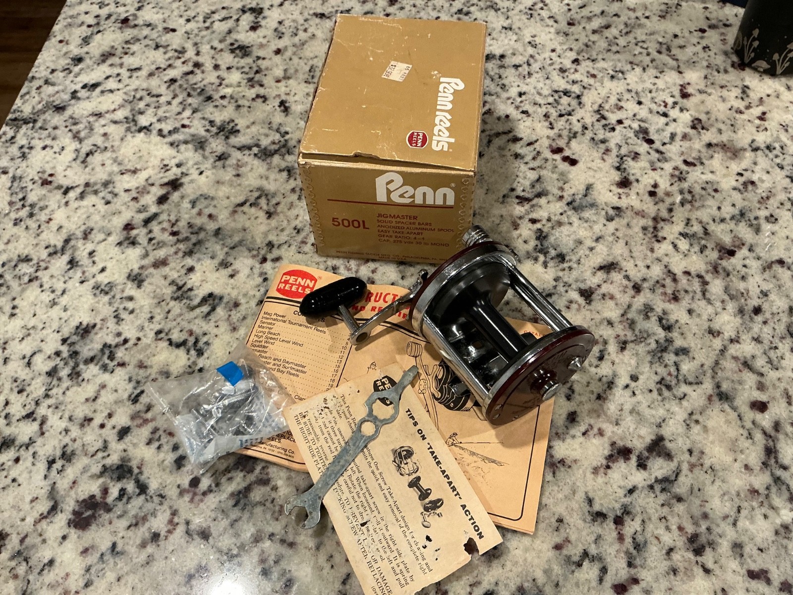 Penn 500L Jigmaster Fishing Reel NOS red w/ Manual Wrench + Rod Clamp. MINT A++